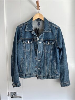 GAP Medium Wash Blue Denim Trucker Jacket😍😍😍